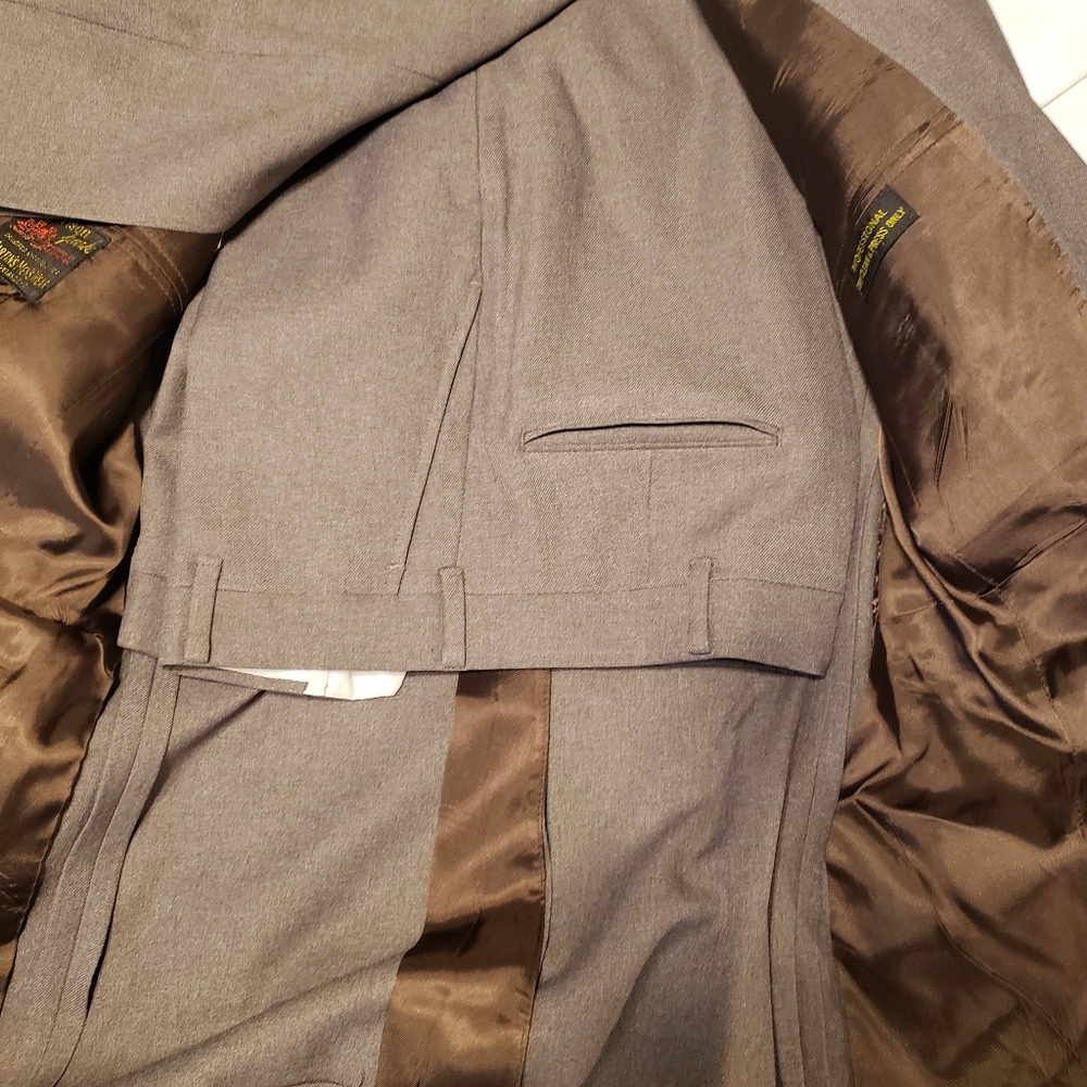 Suits - Picture 3 of 14